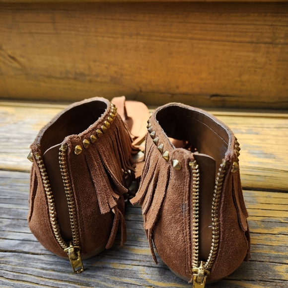 Gorgeous Fringed Steve Madden brown suede flat sandals - Picture 3 of 6